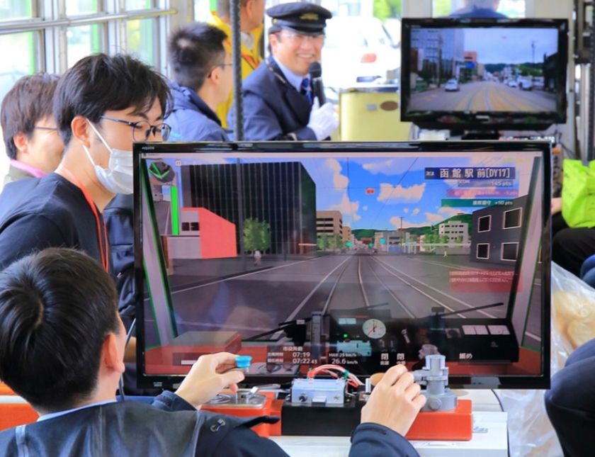 【イベントレポート】本物の電車の中で電車ゲームを運転！——函館市電の大型貸切イベントはゲームと車内放送のトークで盛り上がり！